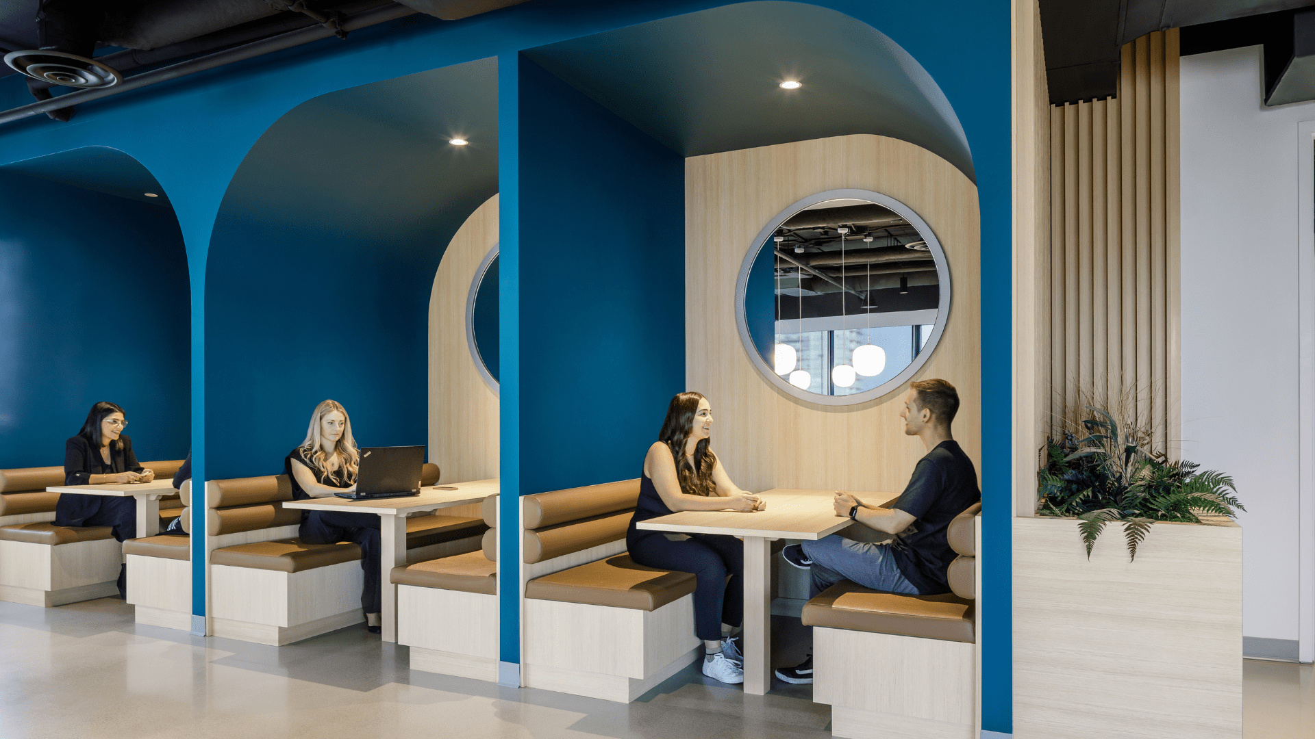 Aura Office | Embracing Change: The Rise of Hybrid Work and Workspace Adaptation